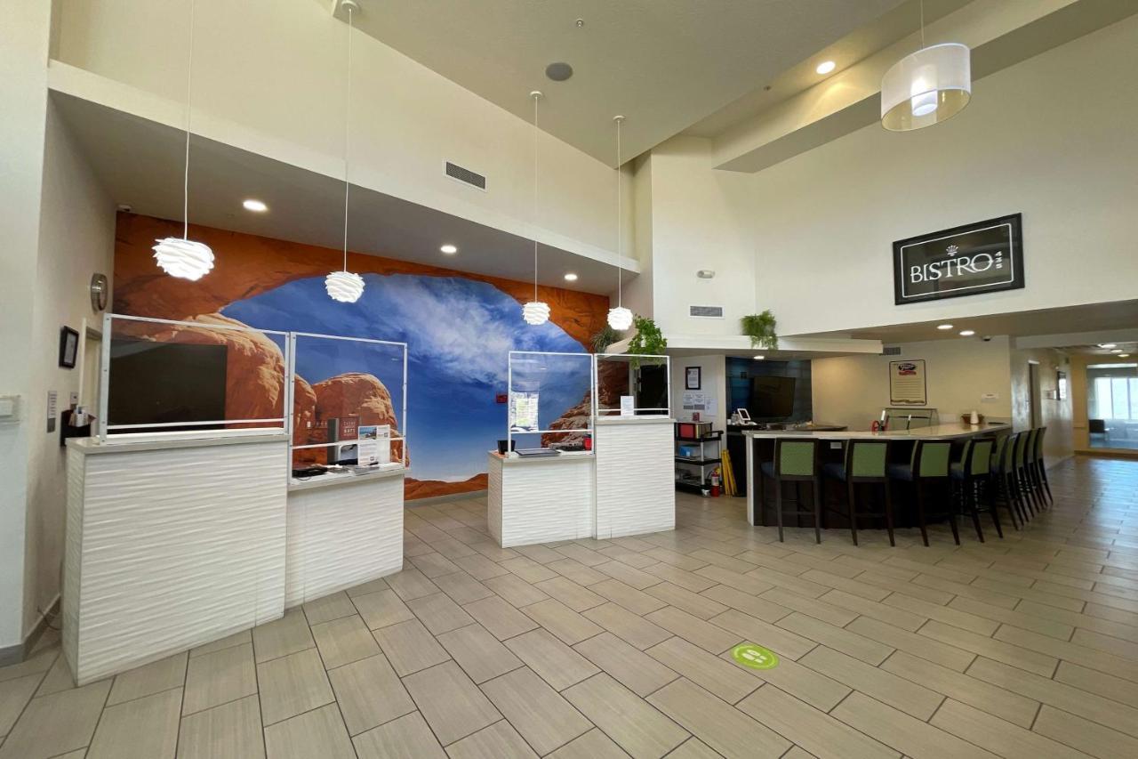 Wingate By Wyndham Cedar Stadt Exterior foto
