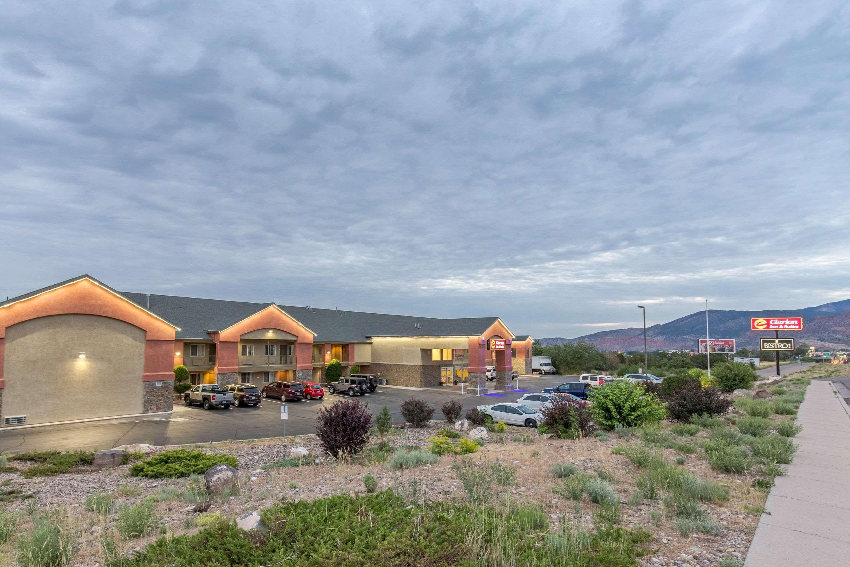 Wingate By Wyndham Cedar Stadt Exterior foto